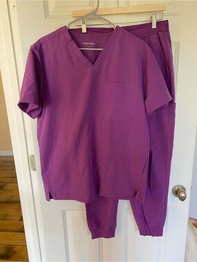 Men’s Mandala Scrub Set in Cyber Grape